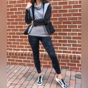 Spanx ‘Look AT Me Now’ black high rise camo leggings. Size Large